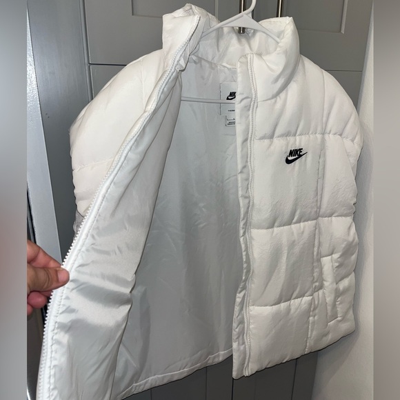 Nike Sportswear Classic Puffer oversized Therma-FIT LOOSE Vest White L MSRP $110 - Picture 9 of 9